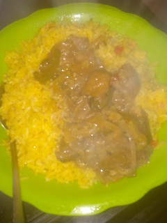 Una foto de Arroz amarillo y carne
