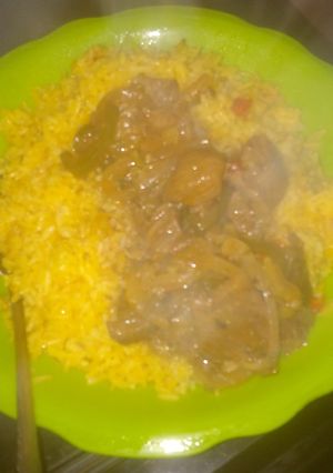 Una foto de Arroz amarillo y carne