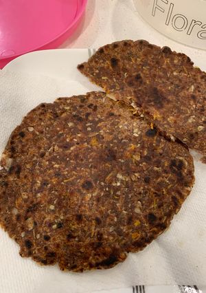 રાગી ના થેપલા (Ragi Thepla Recipe In Gujarati) રેસીપી મુખ્ય ફોટો