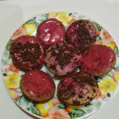 A picture of Kue cubit buah naga lumer.