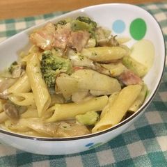 A picture of Bacon and Mushroom Curry Cream Penne.