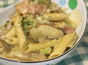 Premium Photo  Penne rigate pasta with pasta with ham and pepper