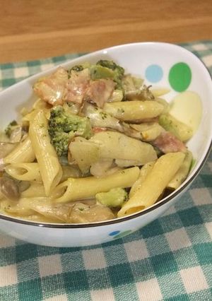 A picture of Bacon and Mushroom Curry Cream Penne.