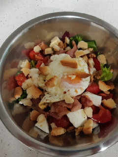 Una foto de Ensalada templada de huevo y bacon