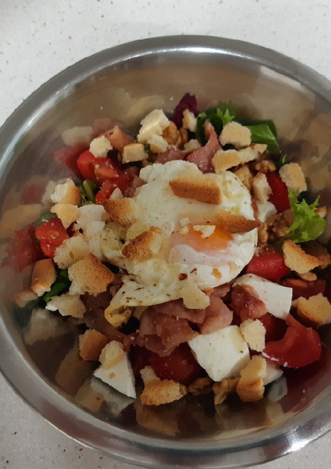 Una foto de Ensalada templada de huevo y bacon