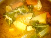 Una foto de sopa de verduras con champiñones