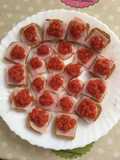 Canapés de caviar falso de tomate