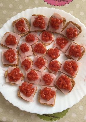 Una foto de Canapés de caviar falso de tomate