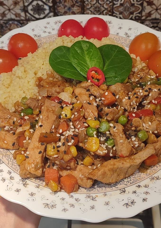 Свинина тушкована з мексиканською сумішшю овочів та соусом теріяки😋