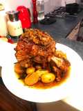 Stinco di maiale con un patate