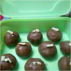 A picture of Apple biscuit balls.