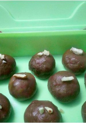 A picture of Apple biscuit balls.