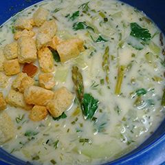A picture of Cucumber and asparagus soup.