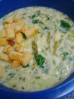 A picture of Cucumber and asparagus soup.