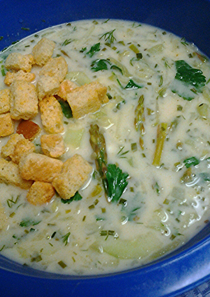 A picture of Cucumber and asparagus soup.