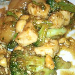 A picture of Cashew Chicken and Broccoli.