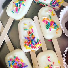 A picture of Cakesicles.