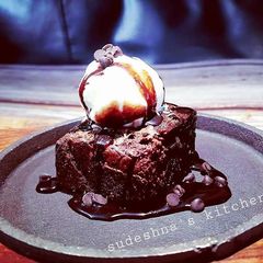 A picture of Hot Brownie with Ice-cream.
