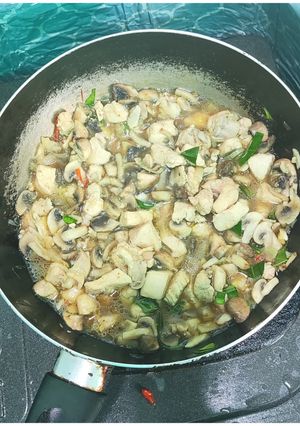 Foto resep Tumis Ayam Jamur Daun Jeruk