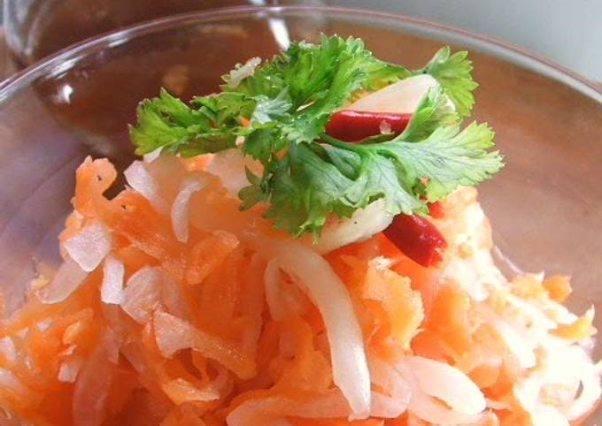 How to Make Homemade Vietnamese Salad with Vinegared Carrots and Daikon