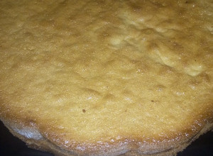 Una foto de Bizcocho básico para torta de 26 cm 🍰🎁😋