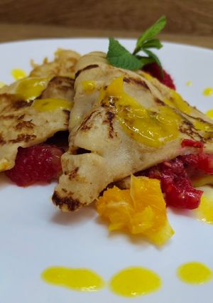 Una foto de Crepes de fruta con salsa de naranja