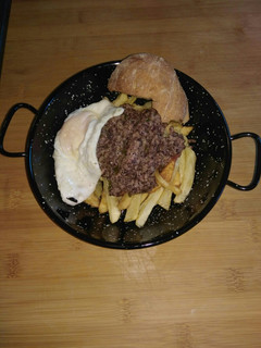 Una foto de Sartenada de patatas fritas con morcilla y huevo frito