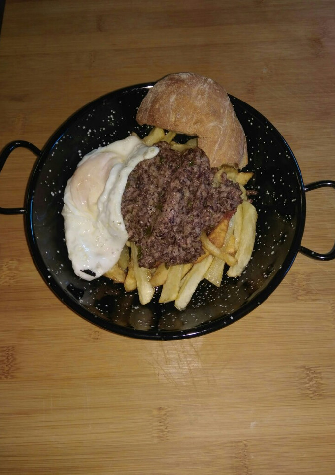 Una foto de Sartenada de patatas fritas con morcilla y huevo frito