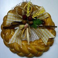 A picture of Christmas Wreath Made From Bread.