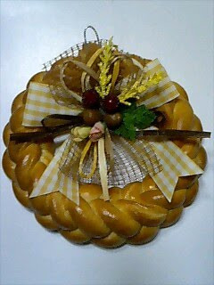 A picture of Christmas Wreath Made From Bread.