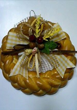 A picture of Christmas Wreath Made From Bread.