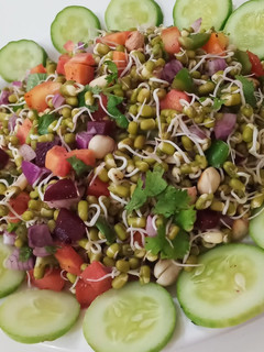 मूंग स्प्राउट सलाद (moong sprouts salad recipe in Hindi) रेसिपी मुख्य फोटो