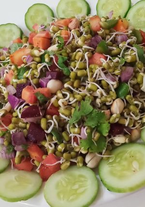 मूंग स्प्राउट सलाद (moong sprouts salad recipe in Hindi) रेसिपी मुख्य फोटो