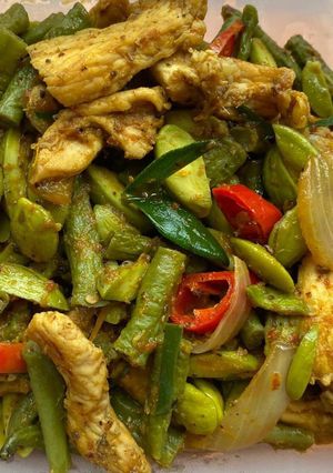 รูปของ ไก่ผัดเครื่องแกงสะตอถั่วฝักยาว