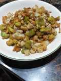 Habas con coliflor y maní