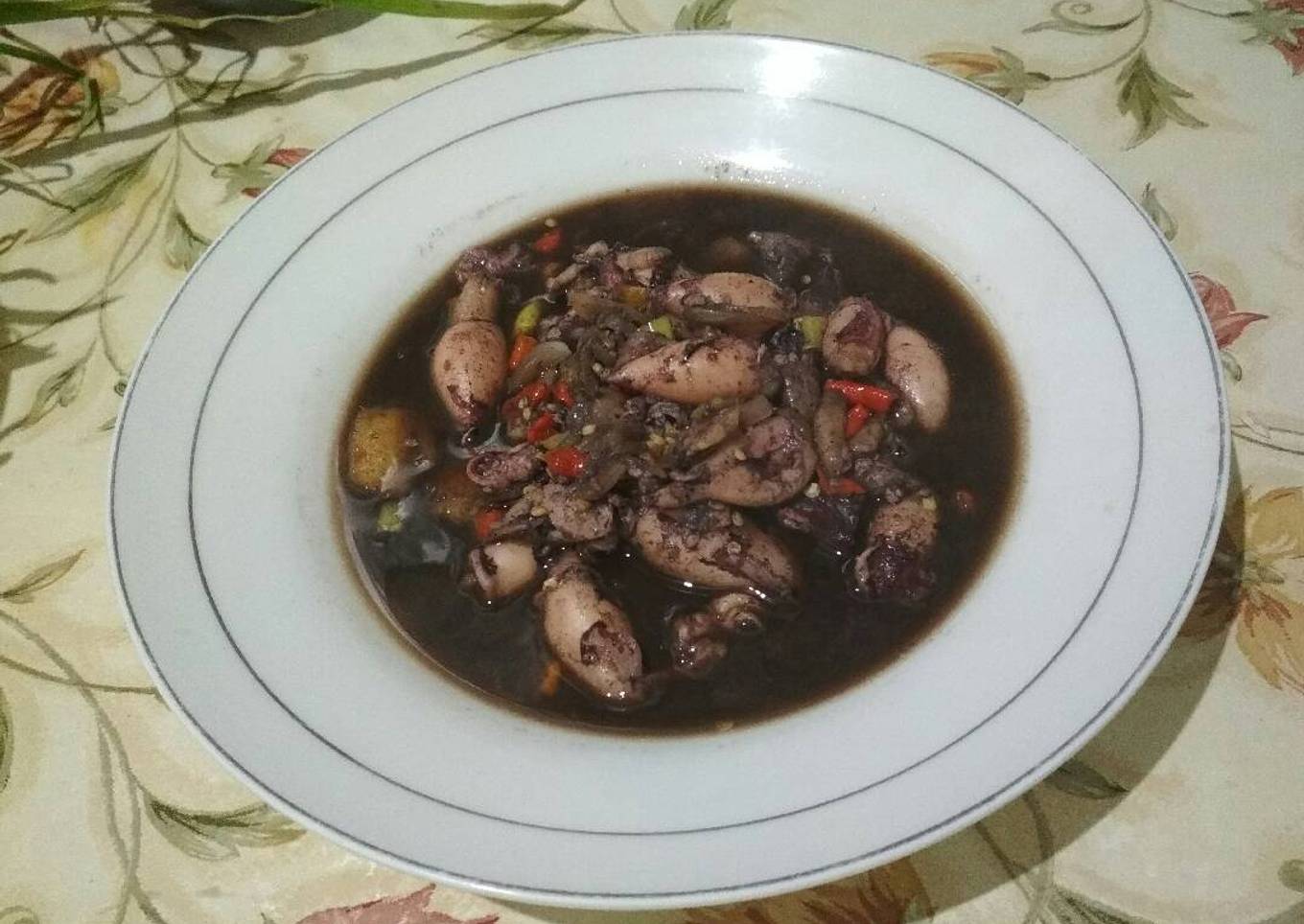 Sup hitam dengan sotong