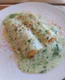 Canelones de pollo asado con bechamel de pesto