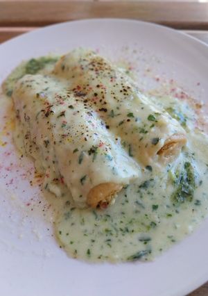 Una foto de Canelones de pollo asado con bechamel de pesto