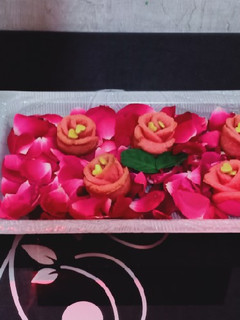 A picture of Rose shape Cookies.