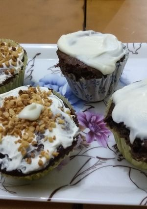 Una foto de Cupcakes de algarroba y chocolate 🤣(tipo pasteles)