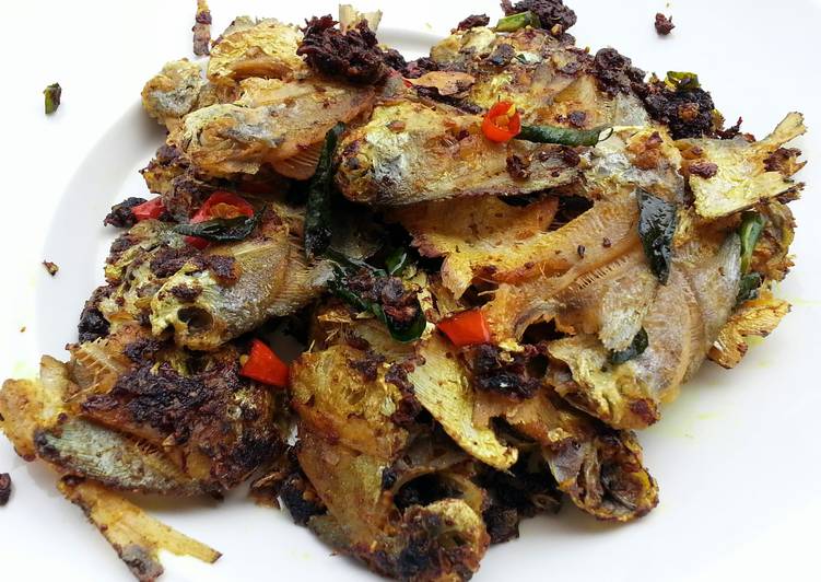 How to Prepare Recipe of Crispy Fried Fish With Dry Curried Sauce