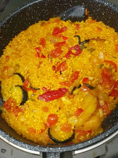 Una foto de Arroz con verduras estilo paella airfryer (vegan)