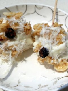 A picture of Banana Dip In Yogurt And Granola.