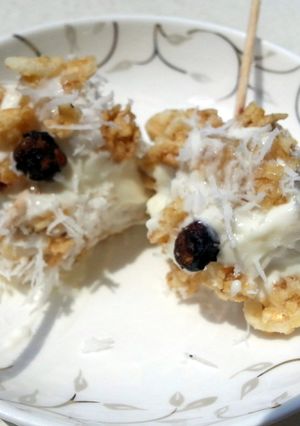 A picture of Banana Dip In Yogurt And Granola.