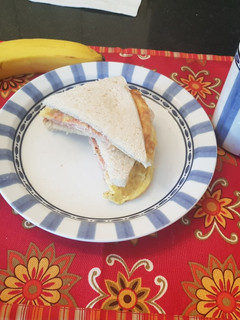 Una foto de Tortilla de jamón con pan