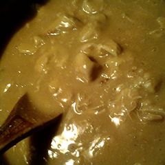 A picture of chicken in gravy.