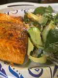 Salmão grelhado com salada de abacate e espinafres