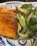 Salmão grelhado com salada de abacate e espinafres