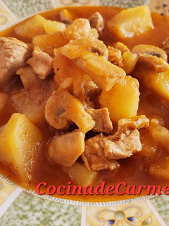 Una foto de Solomillo de cerdo estofado con champiñones y patatas