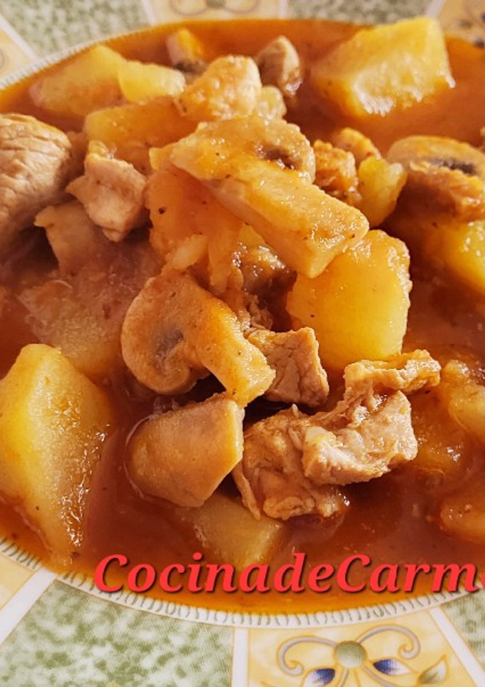 Una foto de Solomillo de cerdo estofado con champiñones y patatas